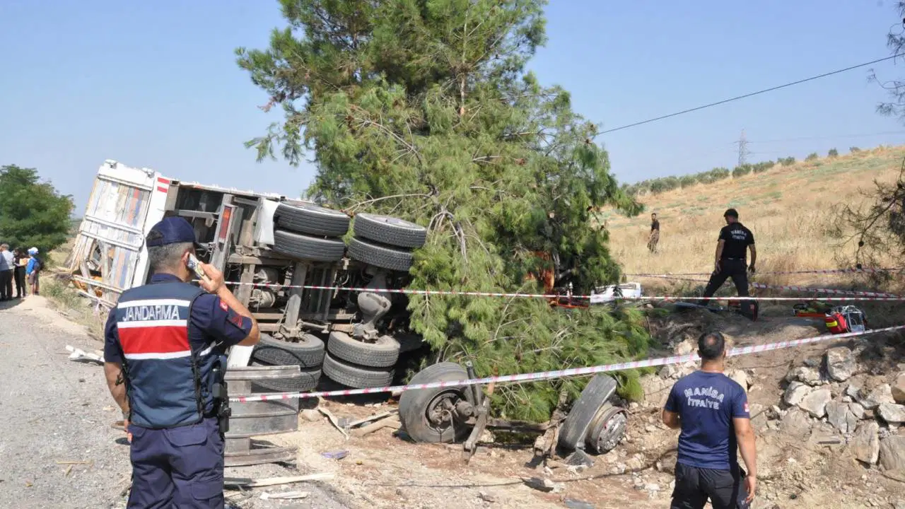 Manisa’da yolcu otobüsü, kamyona arkadan çarptı: 1 ölü, çok sayıda yaralı