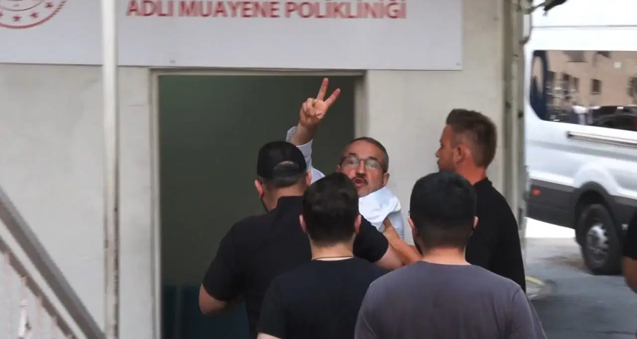 UltrAslan lideri adliyeye sevk edilirken “Sayın Öcalan’a Özgürlük”sloganı attı