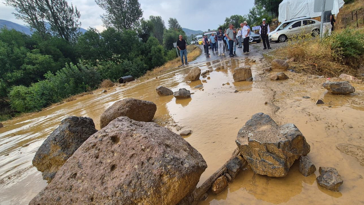 Yamaçtan kopan kaya parçaları yolu kilitledi: Ulaşım durma noktasına geldi