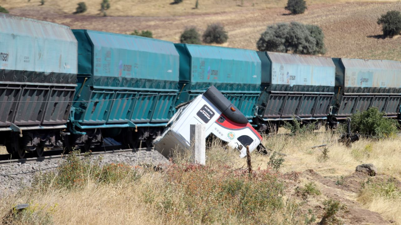 Malatya’da yük treni kamyona çarptı: Sürücü yaralandı