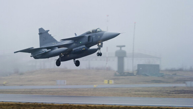 Macaristan’a ait savaş uçağı yere çakıldı: Pilot son anda kurtuldu
